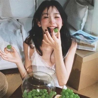 落在她身边